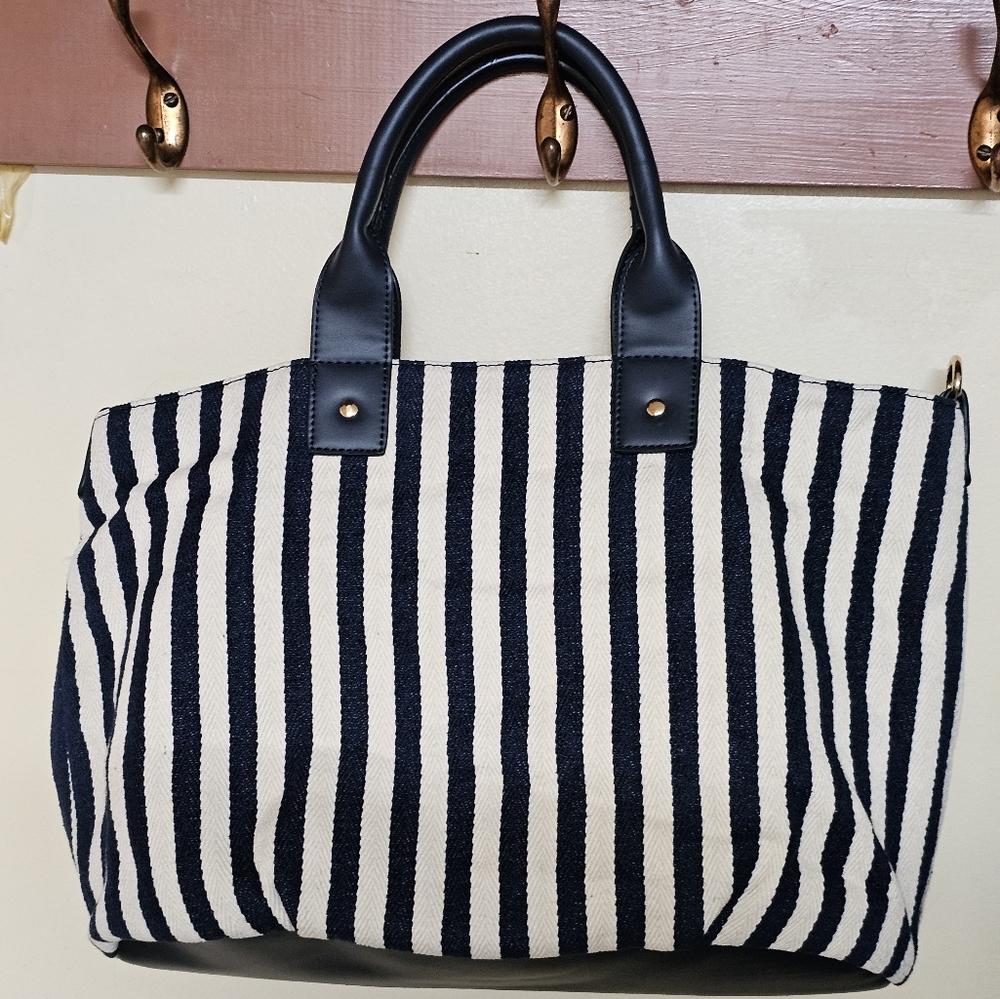 Moda Luxe Bali Satchel EUC Navy Striped